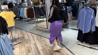 I Go To The Mall And Meet A Fan Who Takes Me To The Things I Like.