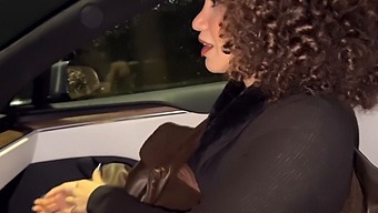 Jonge Vrouw Wil Seks Met Een Vreemde Terwijl Haar Man Toekijkt.